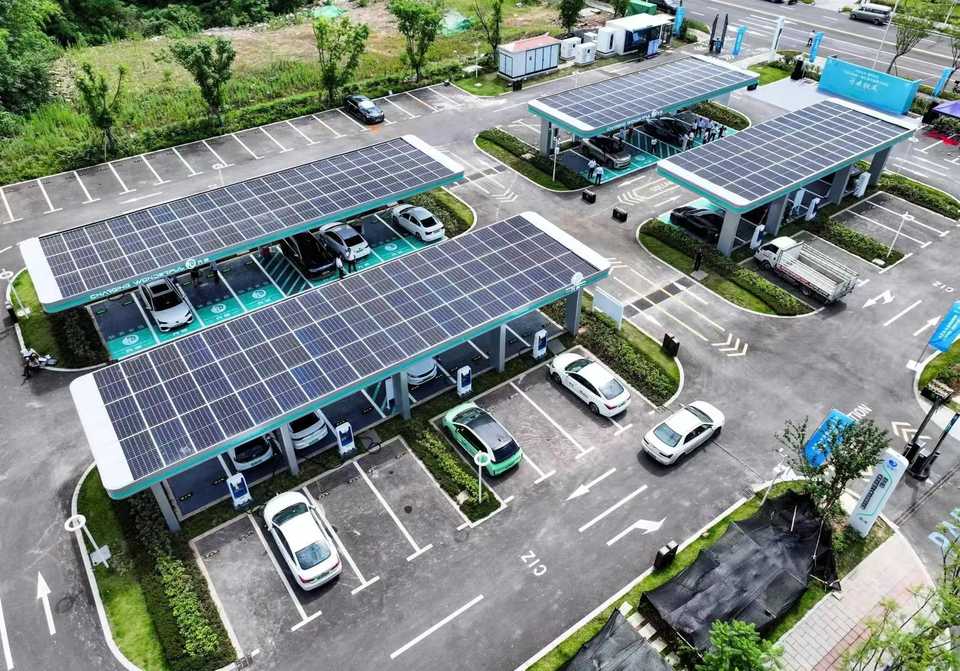 Alt Text / Photovoltaic canopy 