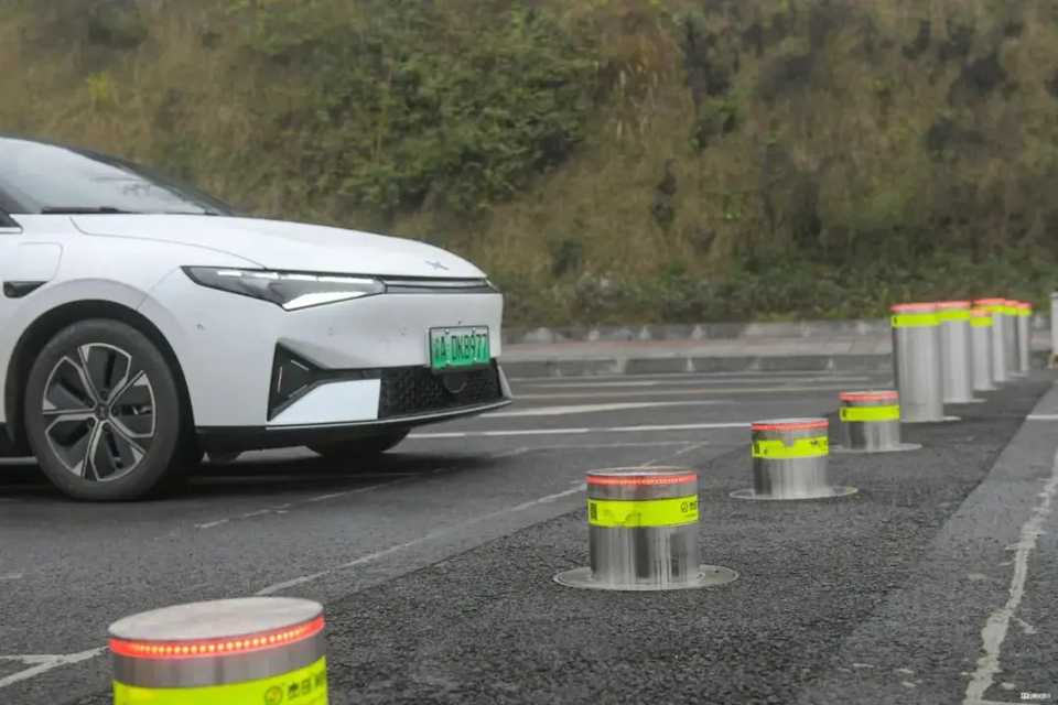 Alt Text / The parking lot connected to the smart park system is automatically raising and lowering the ground piles after recognizing the license plate 